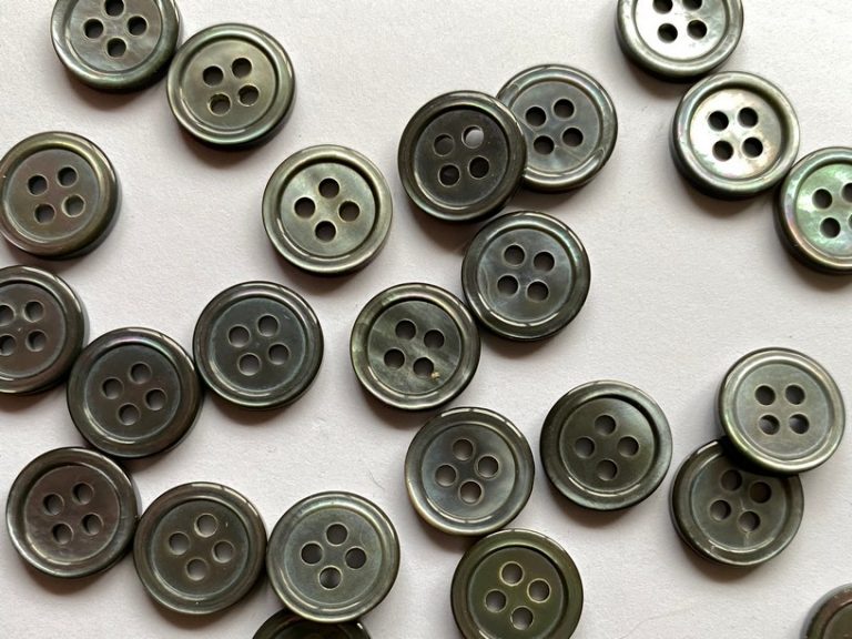 Pearl shell buttons | boutons shell | TextileGarden